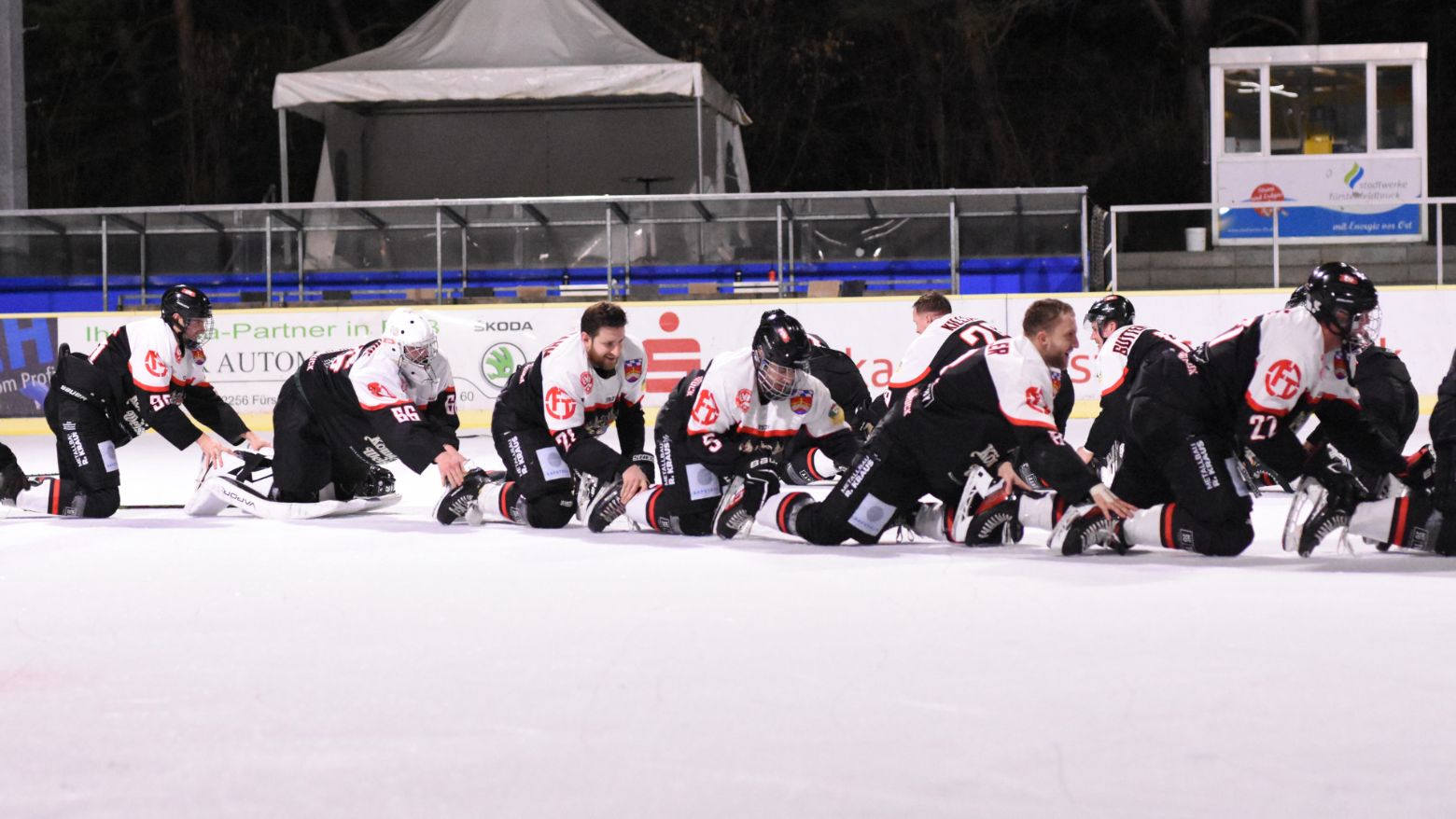 Die Spieler des EVF machen nach dem Sieg gegen Ottobrunn zum Abschluss der Saison in der Eishockey-Landesliga die Raupe auf dem Eis.