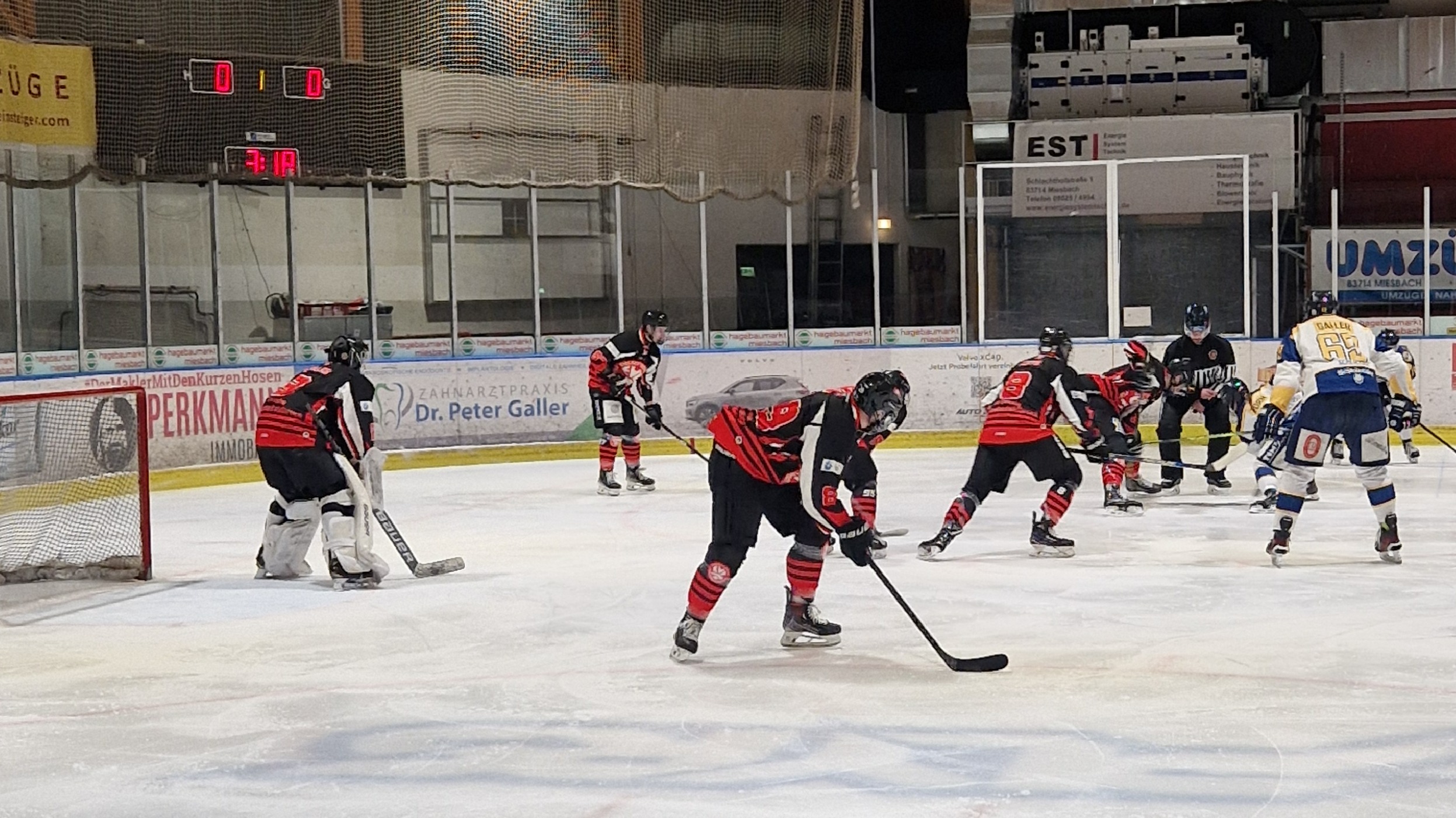 Bully vor dem Tor der Zwoaten im Spiel gegen den TSV Schliersee "die Renken" in Miesbach