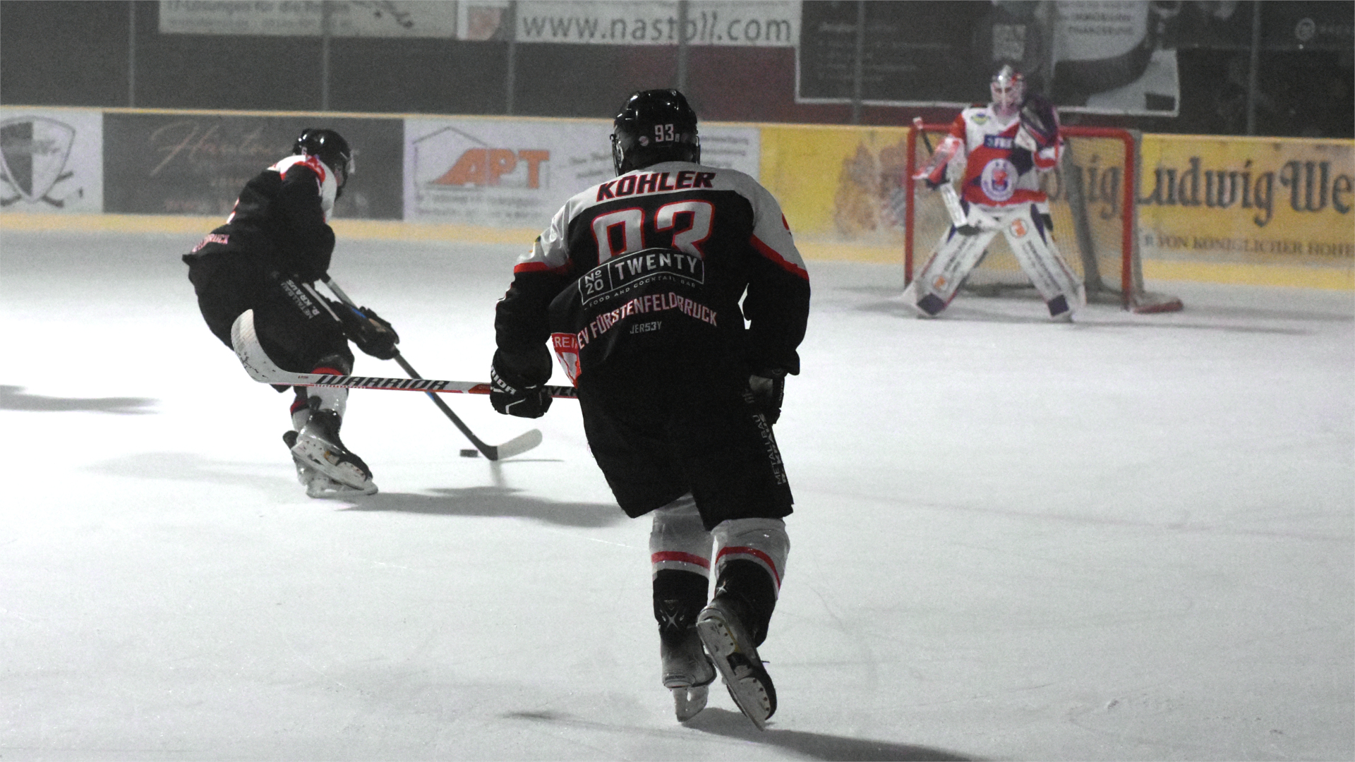 Die EVF Stürmer Lennart Guttenthaler (l.) und Fabian Köhler laufen im Eisstadion der Amperaose aufs Tor des SC Reichersbeuern zu. (Archivbild)