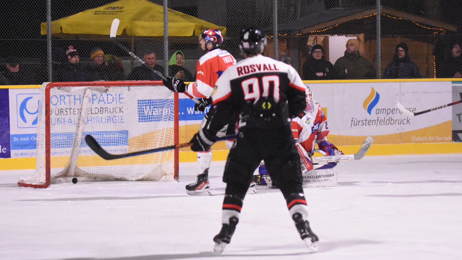 Der Puck im Tor und der EVF damit in den Play-offs der Eishockey-Landesliga. Torschütze war Mathias Jeske.