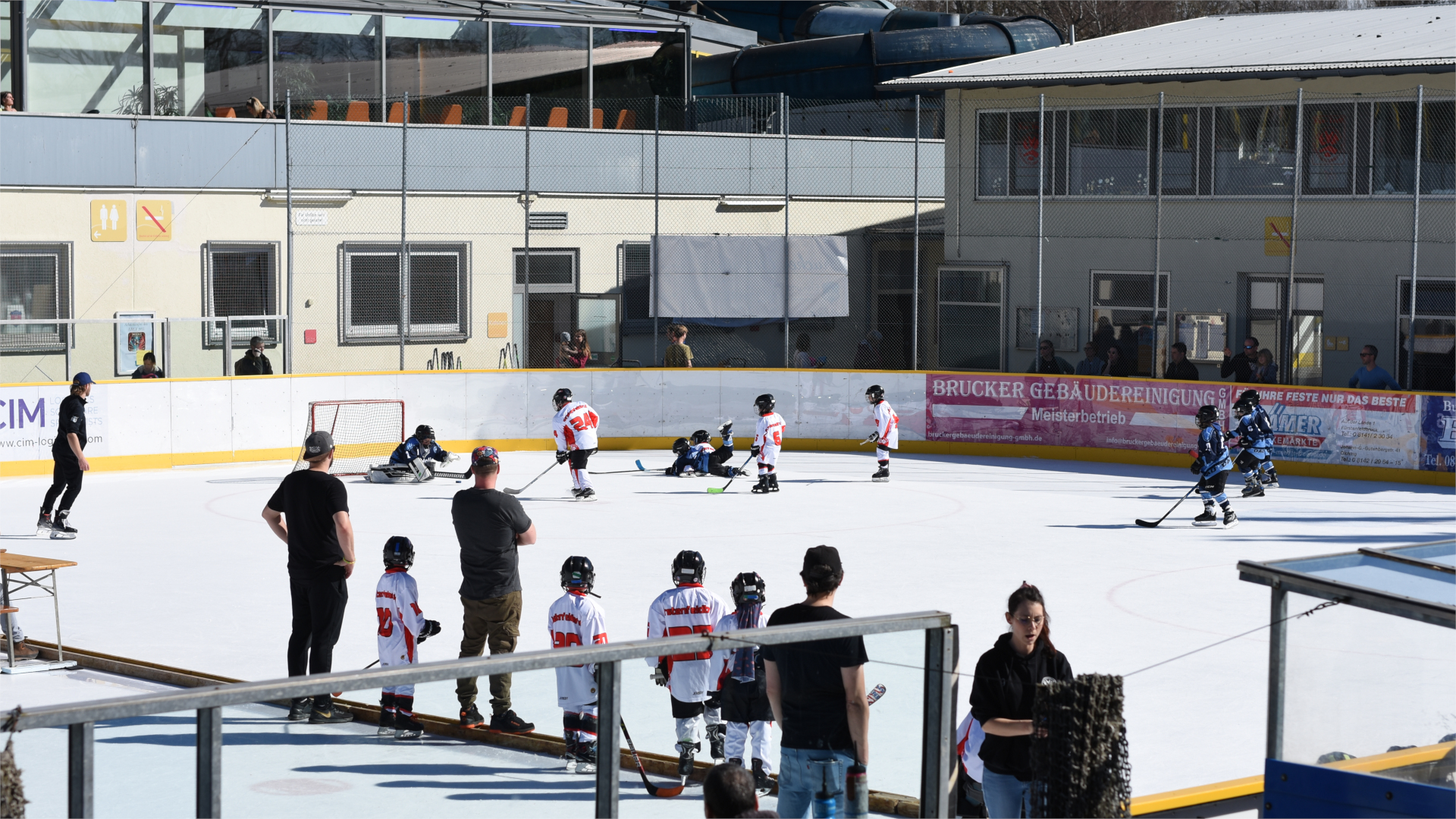 Die künftige U9 des EVF testet im Eisstadion der Amperoase gegen den ESV Dachau.