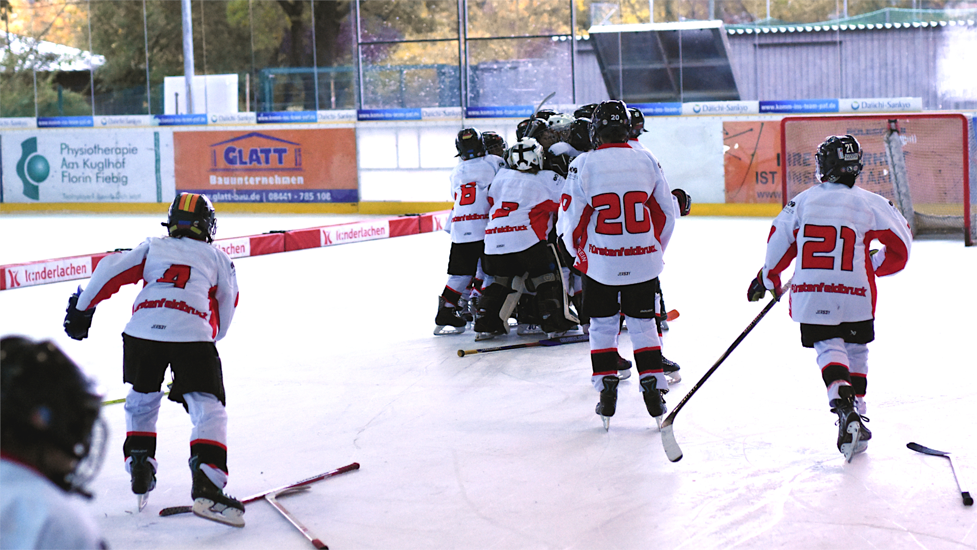 Die U11-1 des EVF jubelt nach einem Spiel gegen Dachau in Pfaffenhofen