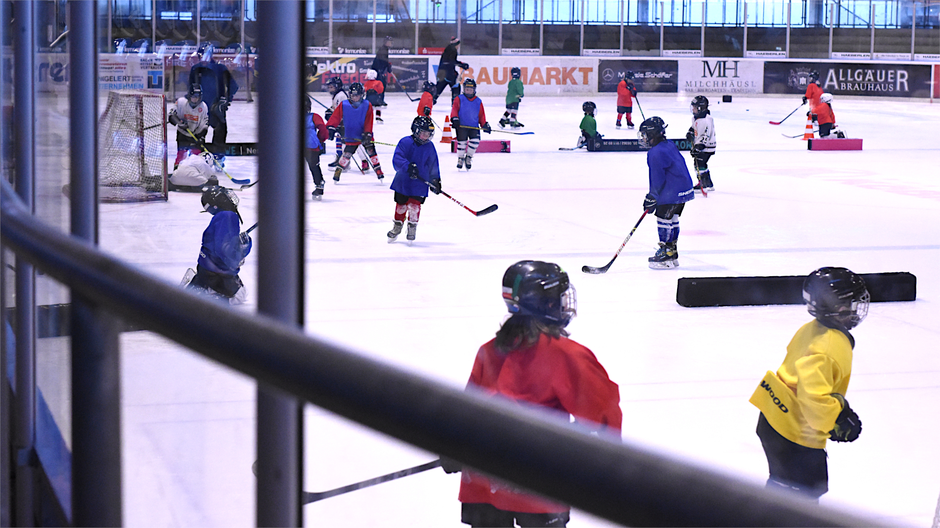 Junge Nachwuchsspieler des EVF trainierern im Oktober 2025 in Füssen.