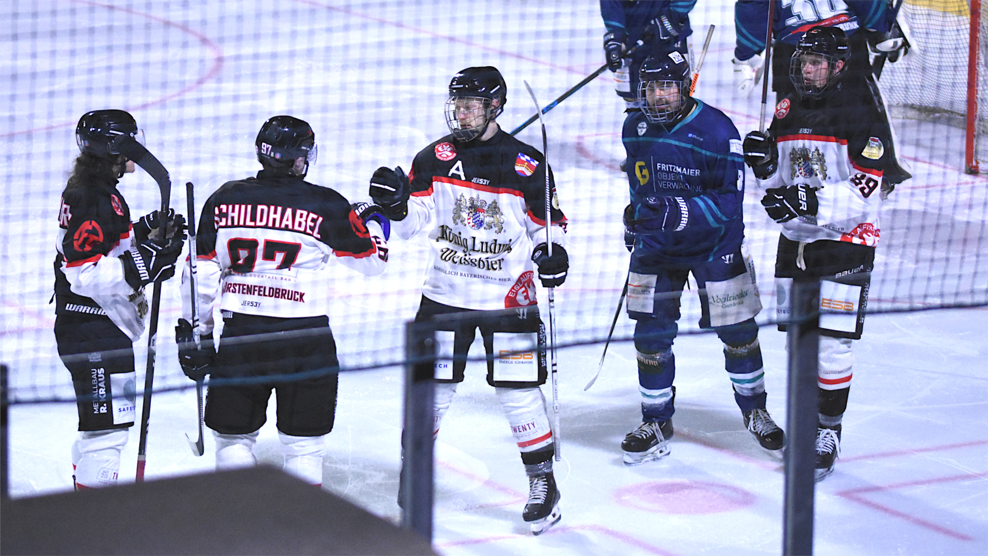 Kresimir Schildhabel und Kevin Melcher jubeln nach einem Treffer in Ottobrunn (Archivbild 2024)