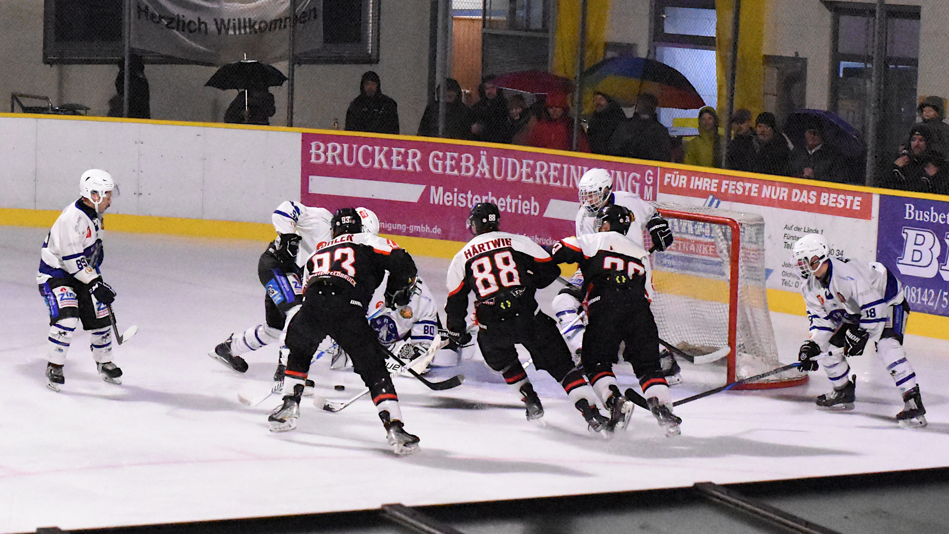 Der EVF sorgt für Verkehr vor dem Tor des ERC Lechbruck im Eisstadion der Amperaose.