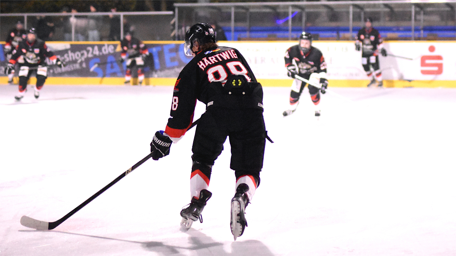 Noah Härtwig beim Aufwärmen im Eisstadion der Amperaose in FFB