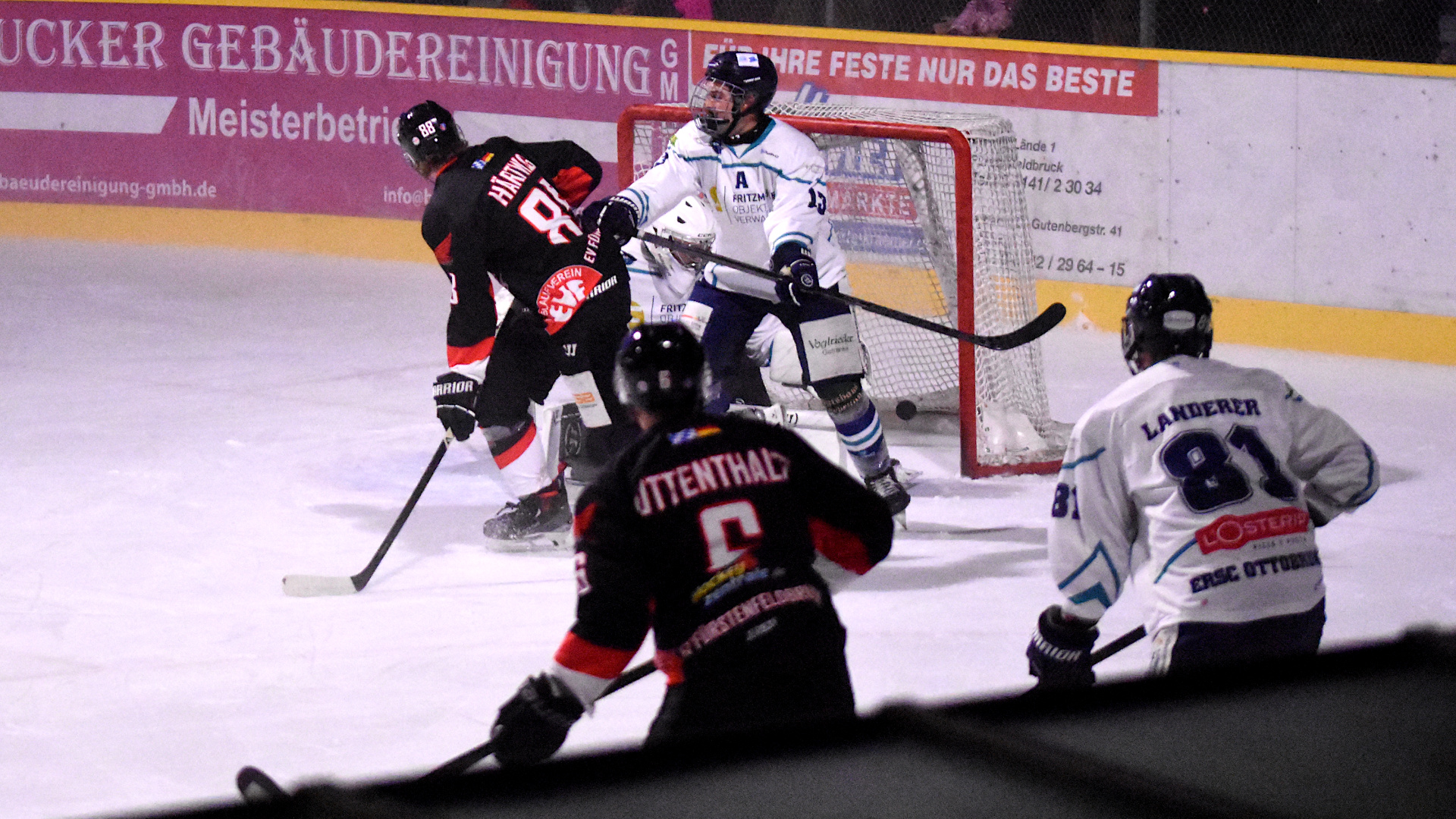 Noah Härtwig trifft am 14.11.2025 gegen den ERSC Ottobrunn. Die Scheibe liegt im Tor.
