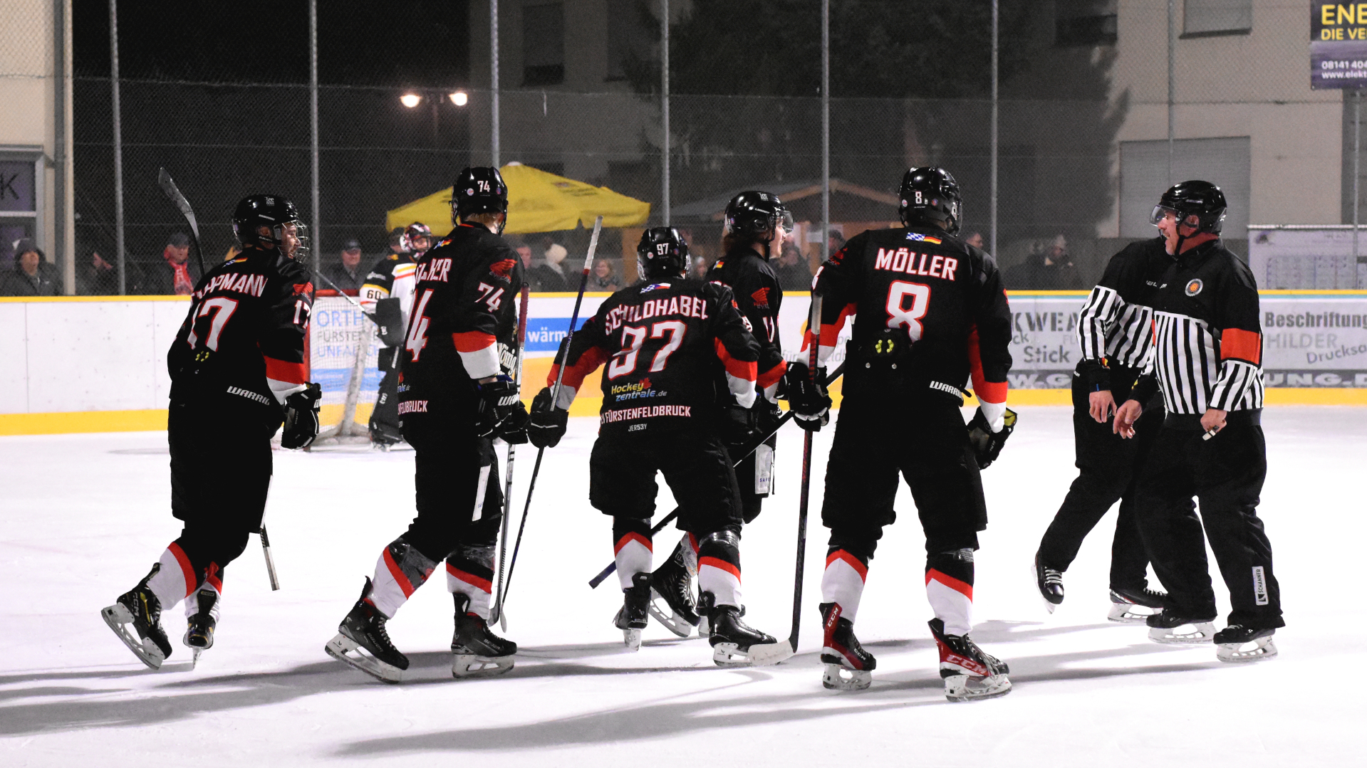 tarker Heimauftritt des EVF - Die Reihe um Kresimir Schildhabel nach dem Treffer zum 7:3.