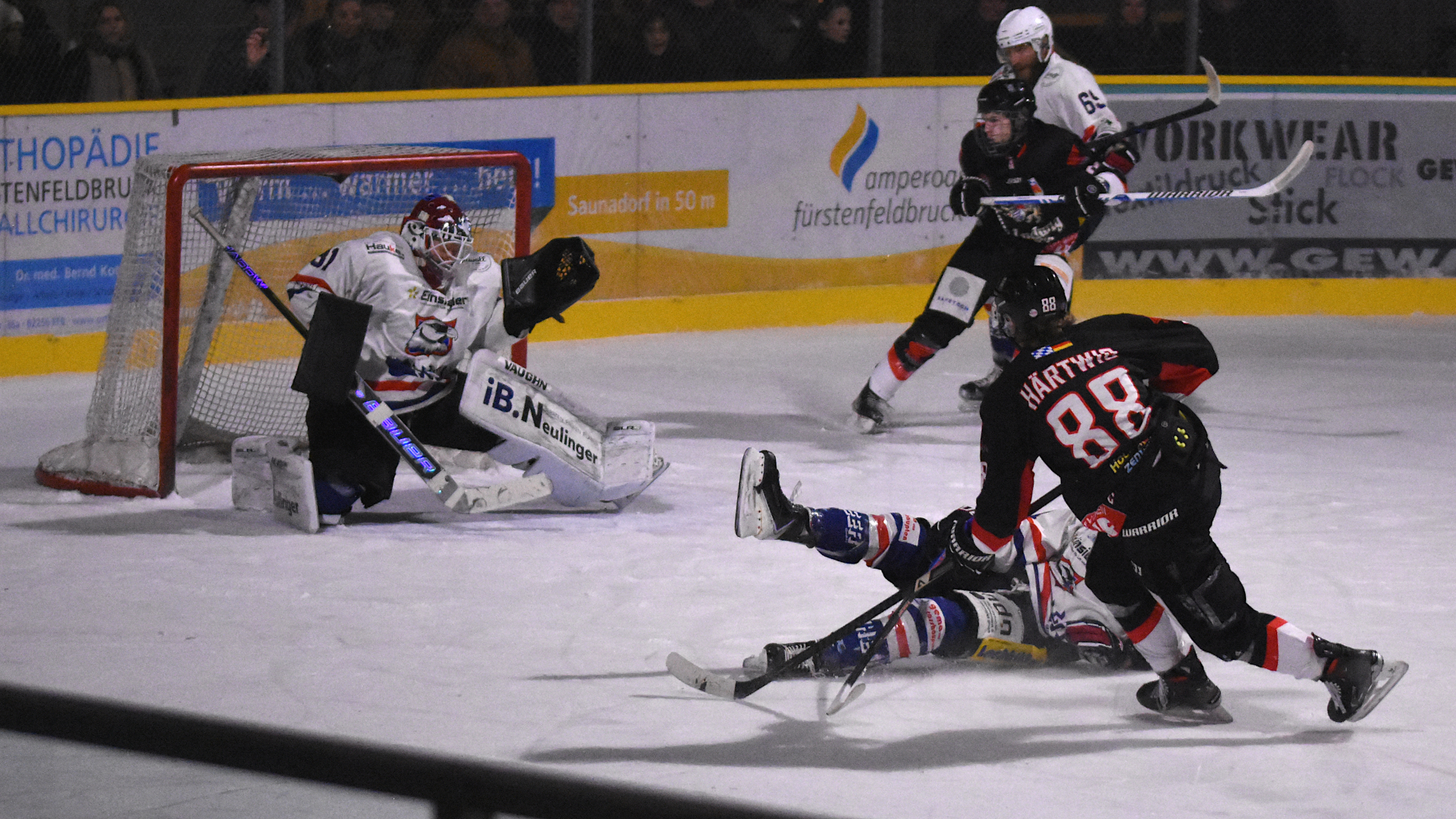 Noah Härtwig mit einem aussichtsreichen Abschluss in der Verlängerung gegen den EV Pfronten