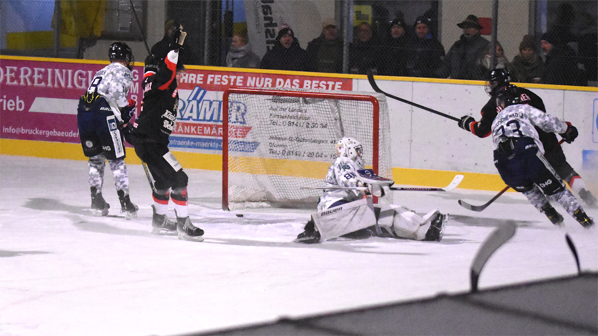 Philip Pechlaner macht erzielt den ersten seiner beiden Treffer gegen den EV Ravensburg.
