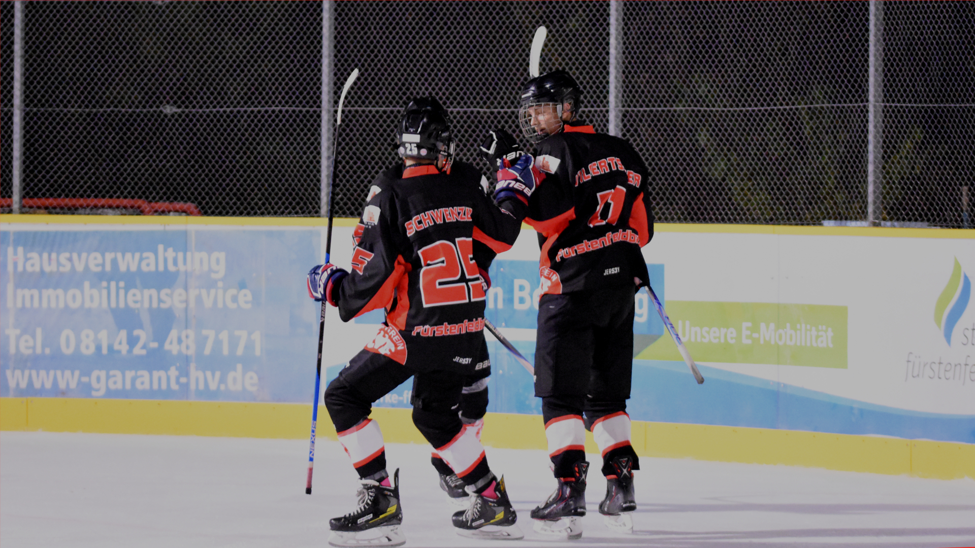 Spieler der U17 des EVF jubeln nach einem Tor (Archivbild)