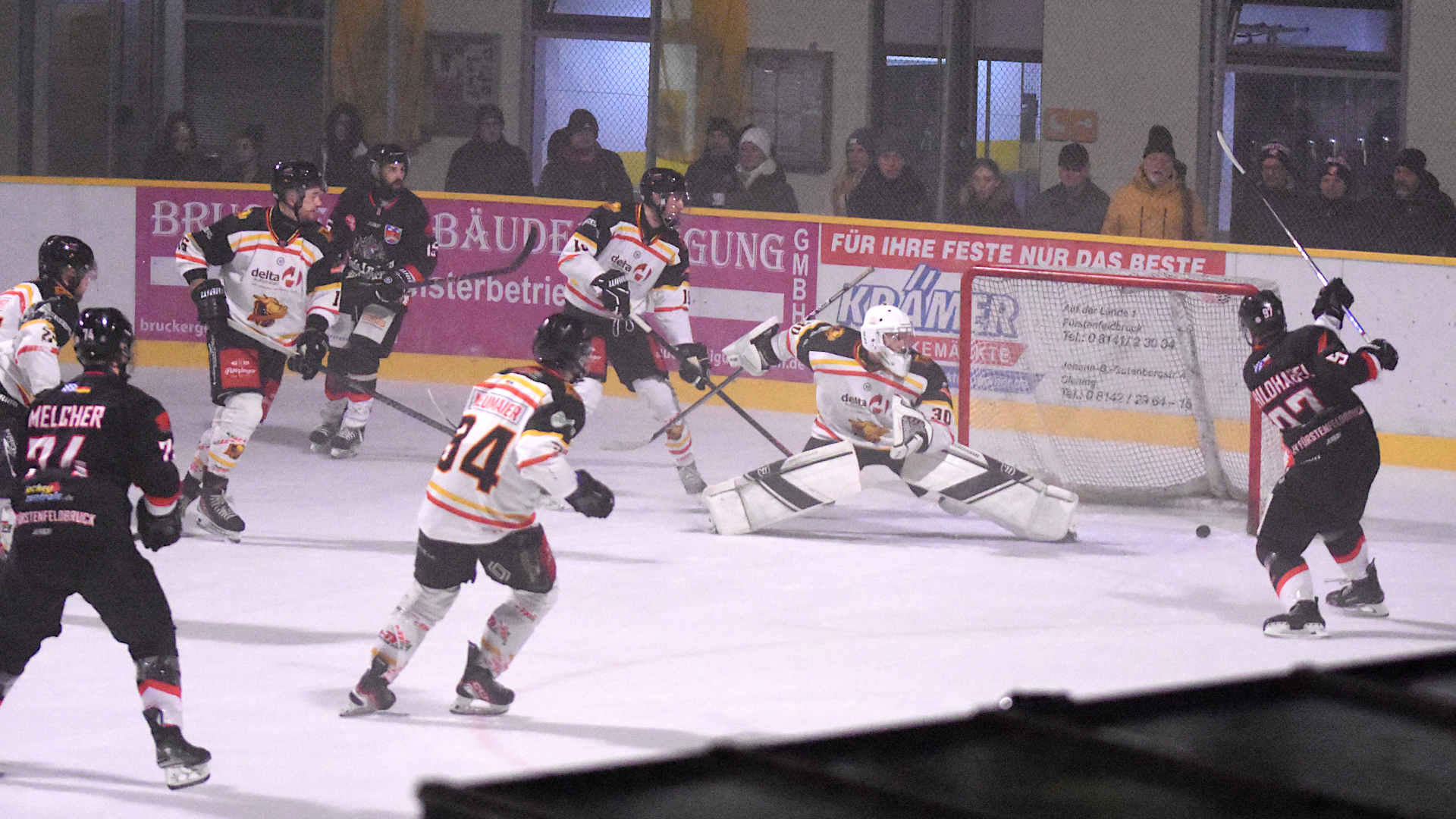 EVF-Stürmer Kresimir Schildhabel trifft am 12.12.2025 gegen den EHC Bad Aibling.