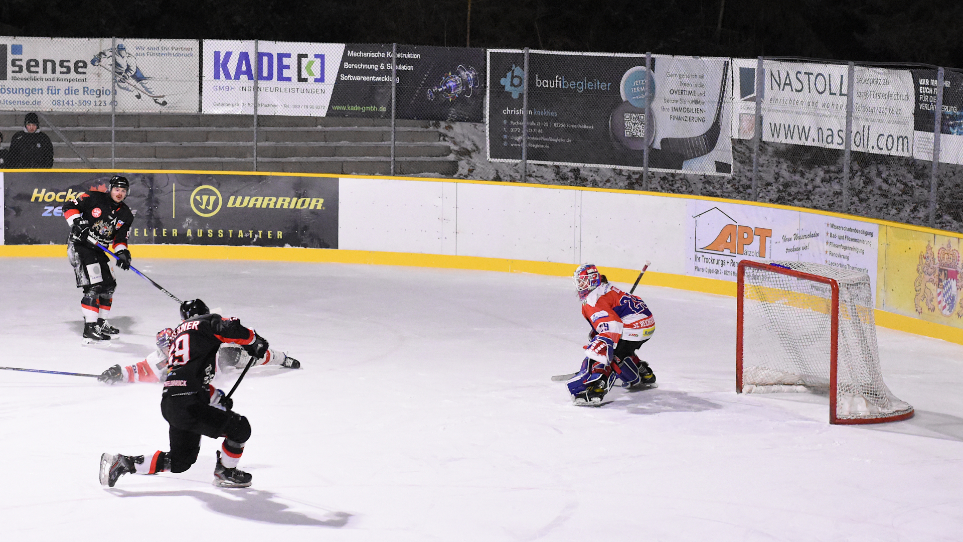 Nach Querpass von Kresimir Schildhabel trifft Philipp Pechlaner zum 1:0 gegen Reichersbeuern