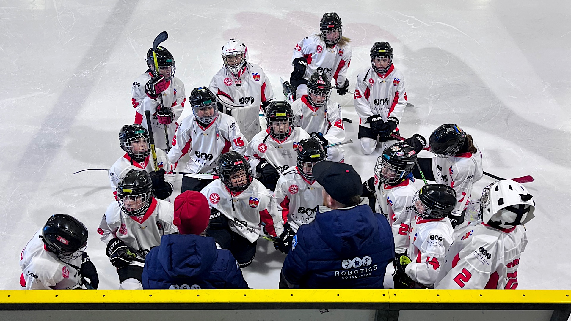 Die Trainer geben der U11-1 bei ihrem Spiel gegen Ottobrunn in Moosburg während einer Pause Anweisungen.