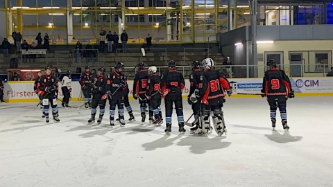Die U20 von EVF und ESV Dachau beim Heimspiel am 23.11.2024 im Eisstadion der Amperoase