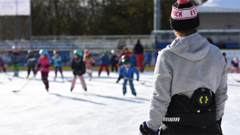 Lukas Kottenhahn mit Jungs und Mädels auf dem Eis bei "Kids on Ice" in Fürstenfeldbruck