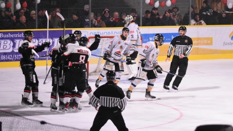 Im Derby gegen Germering bejubeln Spieler des EVF am 19.01.2025 den Treffer zum 1:0.