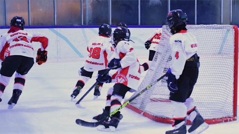Die U11 des EVF beim Warmlaufen beim Phoenix-Bad-Cup 2025 in Ottobrunn