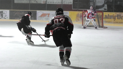 Die EVF Stürmer Lennart Guttenthaler (l.) und Fabian Köhler laufen im Eisstadion der Amperaose aufs Tor des SC Reichersbeuern zu. (Archivbild)