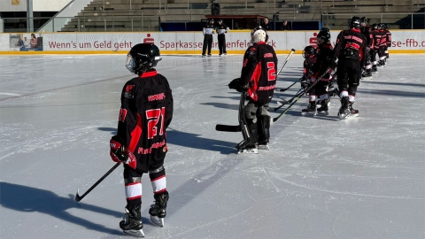 Die U13 des EVF stellt sich beim Derby gegen Dachau im Eisstadion der Amperoase an der blauen Linie auf.