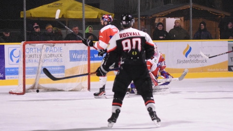 Der Puck im Tor und der EVF damit in den Play-offs der Eishockey-Landesliga. Torschütze war Mathias Jeske.