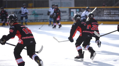 Spieler der U11 des EVF laufen im Eisstadion der Amperoase bei einem Wechsel aufs Eis.