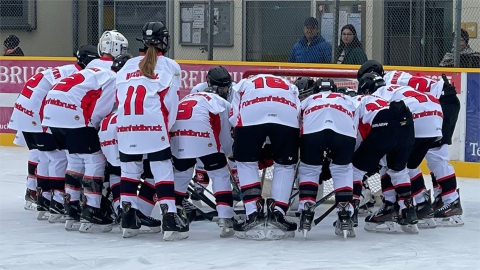 Die U15 des EVF sammelt sich vor dem eigenen Tor.