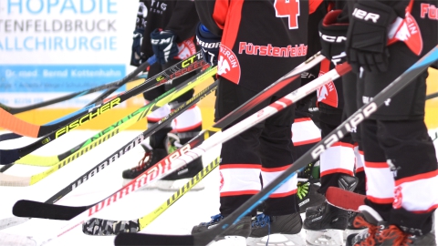 Die U11 des EVF stellt sich vor einem Spiel zur Begrüßung der Gegner auf (Archivbild).