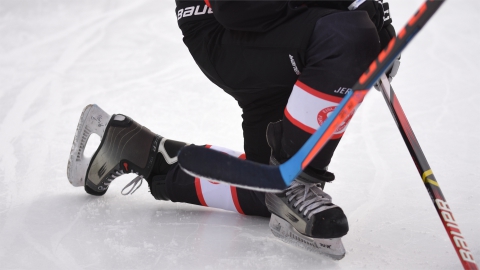Ein Nachwuchsspieler des EVF kniet im Eisstadion der Amperoase auf dem Eis. 