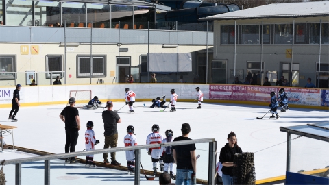 Die künftige U9 des EVF testet im Eisstadion der Amperoase gegen den ESV Dachau.