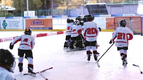 Die U11-1 des EVF jubelt nach einem Spiel gegen Dachau in Pfaffenhofen