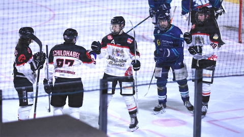 Kresimir Schildhabel und Kevin Melcher jubeln nach einem Treffer in Ottobrunn (Archivbild 2024)