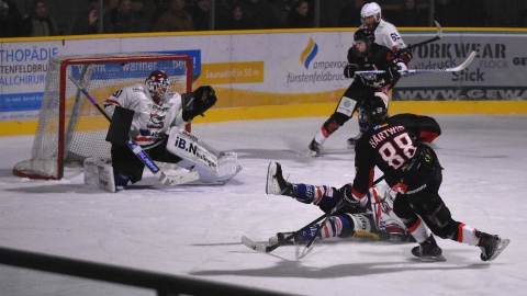 Noah Härtwig mit einem aussichtsreichen Abschluss in der Verlängerung gegen den EV Pfronten