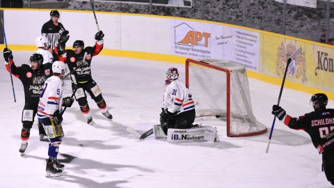 Der EVF jubelt: Nach einem Distanzschuss von Mathias Jeske liegt die Scheibe hinter EV Pfronten-Goalie Pascal Lorenz im Tor.