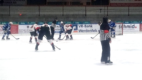 Bully im Drittel des SC Forst. Am Ende steht es 4:0 für den EVF. 