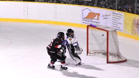 Lechbrucks Goalie Christoph Lohr schaut nach einem Schuss von Fabian Köhler geschlagen der Scheibe hinterher.