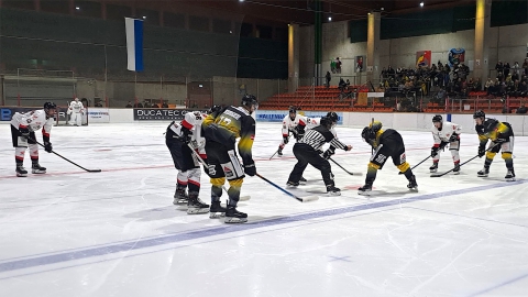 Der EVF und die Wanderers Germering am Bullykreis beim Derby im Polariom am 18.01.2026
