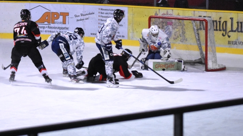 Stürmer Benjamin Dawid trifft im Fallen gegen den EV Ravensburg