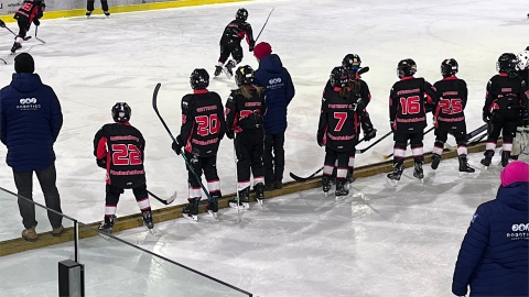 Spieler der U11 des EVF verfolgen am Spielfeldrand einen Angriff in der letzten Minute des ersten Drittels gegen den EV Moosburg.