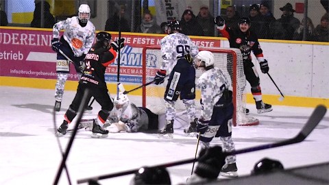 Kresimir Schildhabel und Marius von Friderici jubeln im Eisstadion der Amperoase (Archivbild vom 25.11.2025)