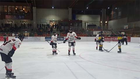 Spieler des EVF und der Wanderers stellen sich zum Bully auf.