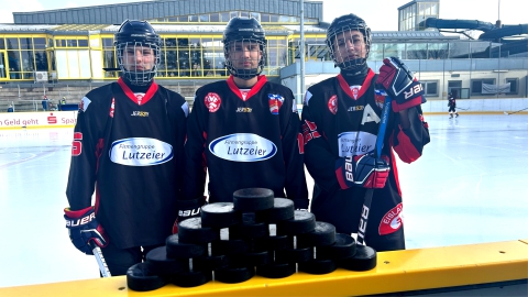 U17-Spieler des EVF vor einer Puckpyramide im Eisstadion der Amperoase