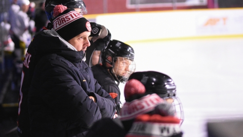 Trainer Philipp Steidle wird auch 2026/2027 bei der Ersten Mannschaft des EVF an der Bande stehen.
