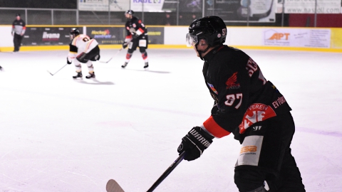 Kresimir Schildhabel (rechts) und Mathias Jeske (Mitte) spielen im Eisstadion der Amperoase für den EV Fürstenfeldbruck.